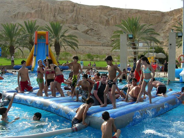 מזרן בריכה ענק