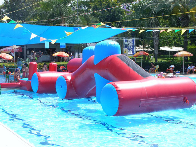 מכשולים במים wipeout